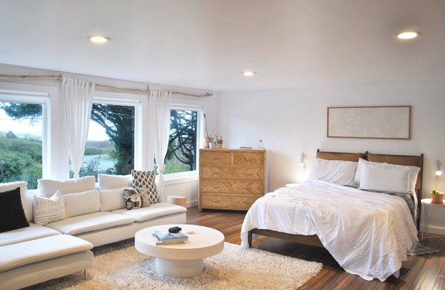 Ocean View Studio Apartment! Perfect for Agate Hunting! Dog Friendly!