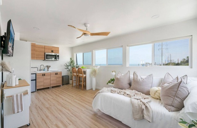 Ocean Views! 3 Mins Walk to Strand&Beach + Parking