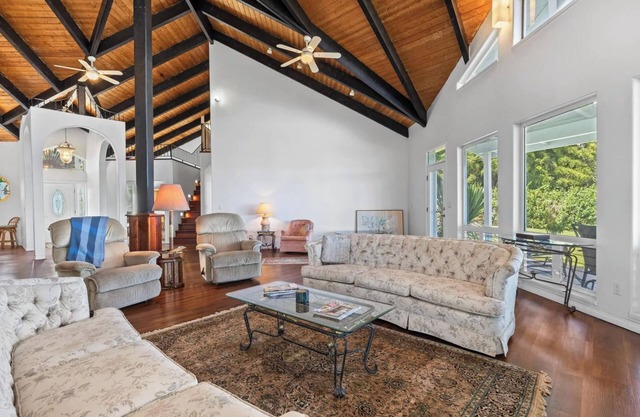 Oceanfront 5-bedroom house in Ookala