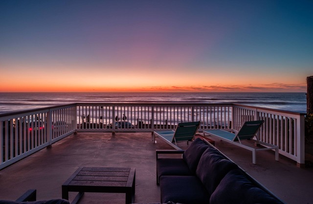 Oceanfront at Windansea Beach- AC, Private Oceanfront Deck, Parking!