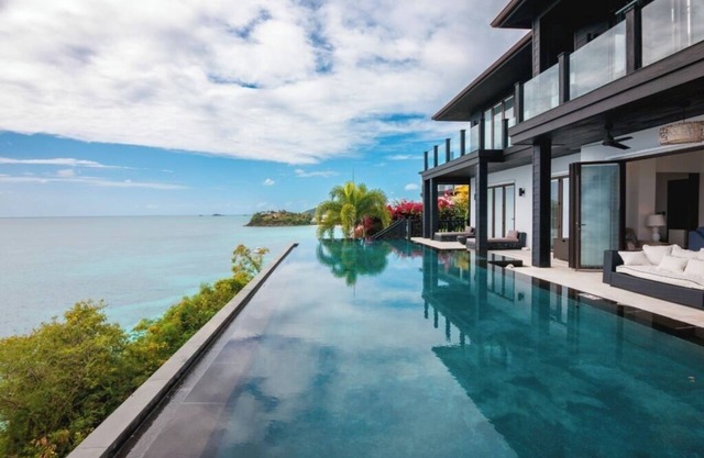 Oceanfront Bliss Villa with Indoor & Outdoor Dining Area & Stunning Sunset Views