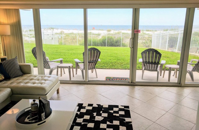 Oceanfront Condo! Patio to lawn, stay right at the beach! + 2 Bikes!