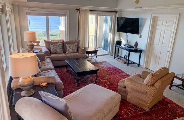 Oceanfront condo with stunning view, wraparound balcony, pool & hot tub