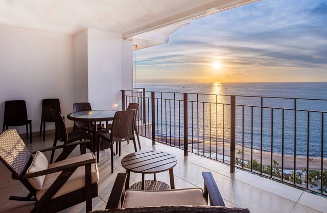 OCEANFRONT CONDO IN TROPICAL PARADISE AWAITS YOU AT THE GRAND VENETIAN!