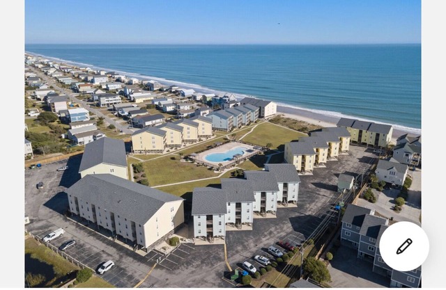 Oceanfront Condo w/Views, Pool + Parking