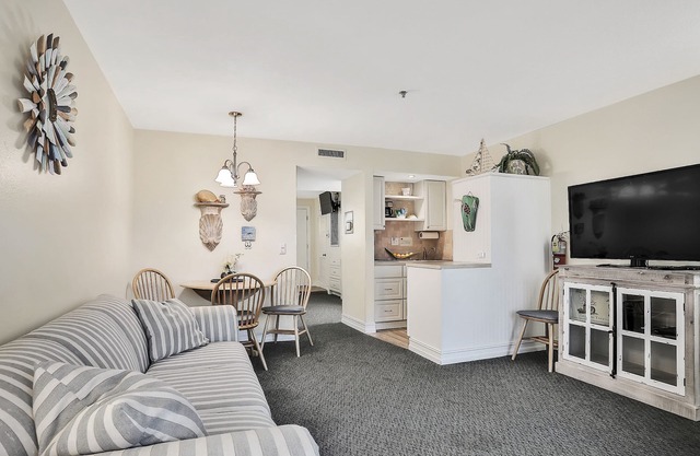 Oceanfront condo with beach access - pool access & on-site washer/dryer