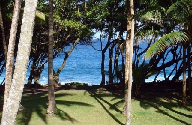 Oceanfront Cottage in Scenic 'Old Hawaii' - the Original Rainbow Dreams Cottage