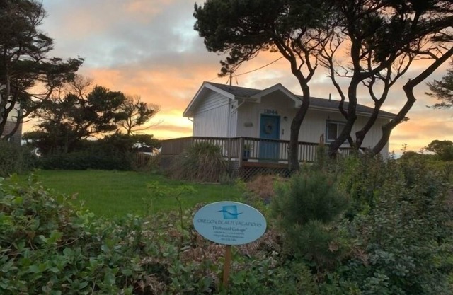 Oceanfront Cottage with Deck and Ocean Views, Dogs Ok, Perfect Couples Retreat