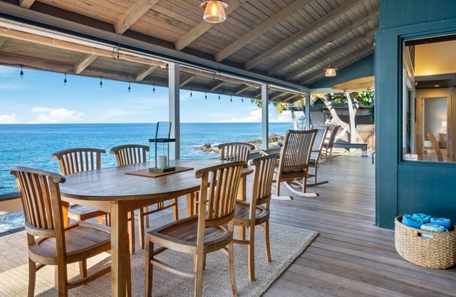 Oceanfront Home, Walk to Kahaluu, Wifi & AC!