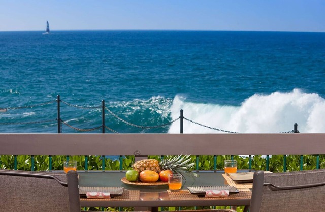 Oceanfront Luxurious Kona Condo at Kanaloa with 2 king beds