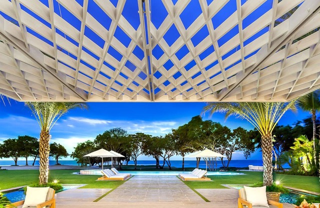 Oceanfront Luxury Villa, Pool, Staff & Golf Carts, Walk to Beach Dream House