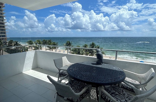 Oceanfront Studio w/Balcony, Pool, Tiki Bar & Stunning Sunrise Views!
