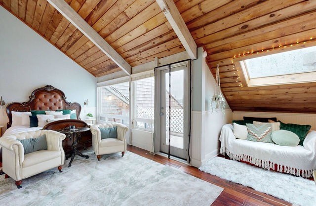 Oceanfront studio - harbor views, shared sauna & dog-friendly