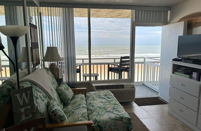 Oceanfront Studio - “also can’t get closer to the beach” View, comfy and clean!