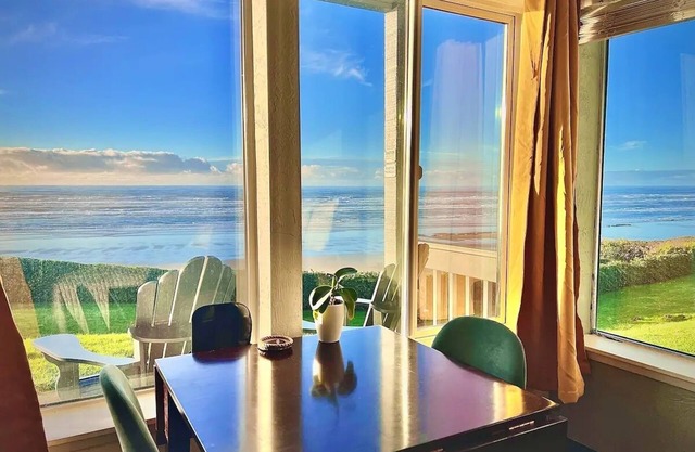 Oceanfront studio with King bed, hot tub & AC