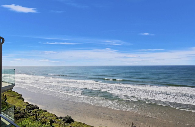 Oceanfront, Top-Floor, Gorgeous New Remodel in Solana Beach!