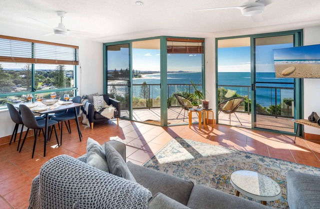 Oceanfront Views at Moffat Beach + Rooftop Terrace