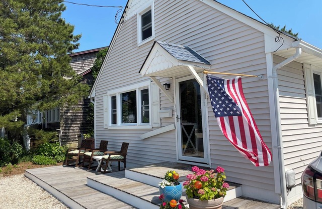 Oceanside, Oversized Cape-Rent Sunday to Sunday in beautiful Brant Beach