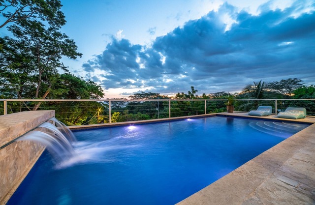 Oceanview 4BR Villa, Great Sunsets, Tranquil Beaches, Dining Nearby, Concierge