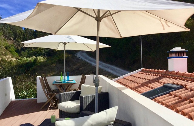 Odeceixe Valley House. Minutes from the beach. Two rooms and a Lounge Rooftop.