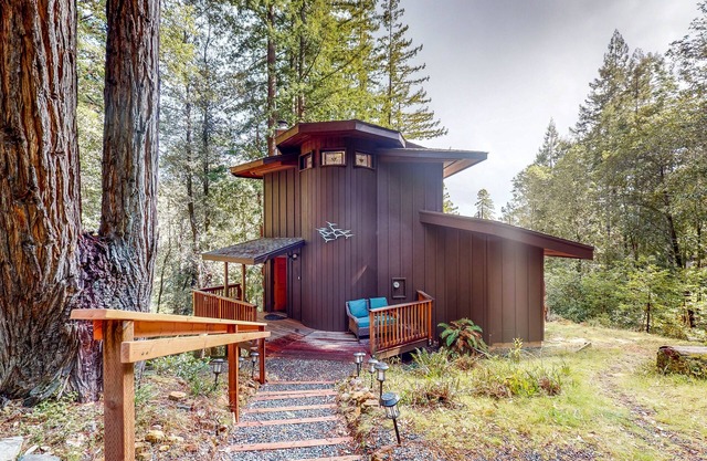 Off-the-grid tower retreat with private hot tub & scenic deck - dog-friendly