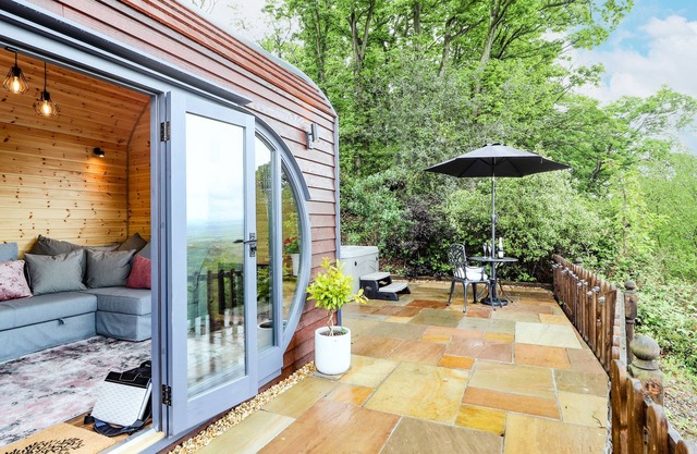 OFFAS DYKE ESCAPE, romantic, luxury holiday cottage in St Asaph