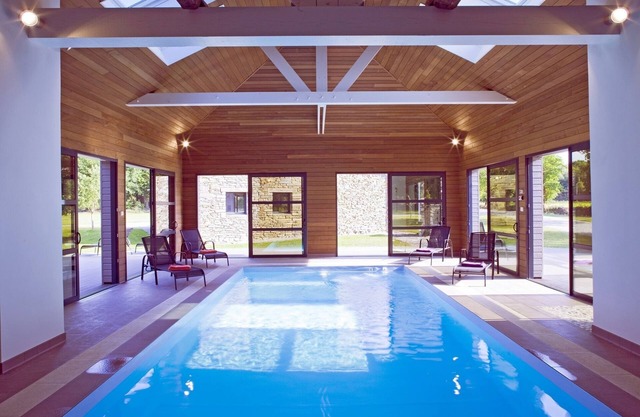 OFFER: Very nice cottage with indoor pool heated all year round to 29°.