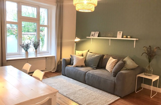 Old building apartment for up to 4 people in the Schanzenviertel - first floor