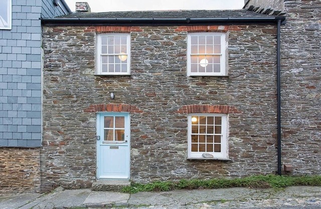 Old Fisherman's Cottage with Sun Deck Offering Sea Views of St Mawes Harbour