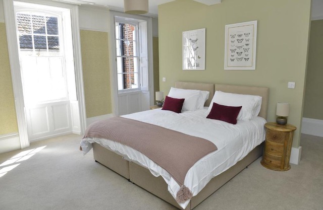 Old Green Chambers spacious town centre apartment with free parking!