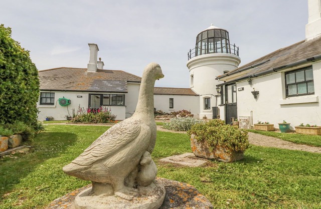 OLD HIGHER LIGHTHOUSE STOPES COTTAGE, with pool in Portland Bill