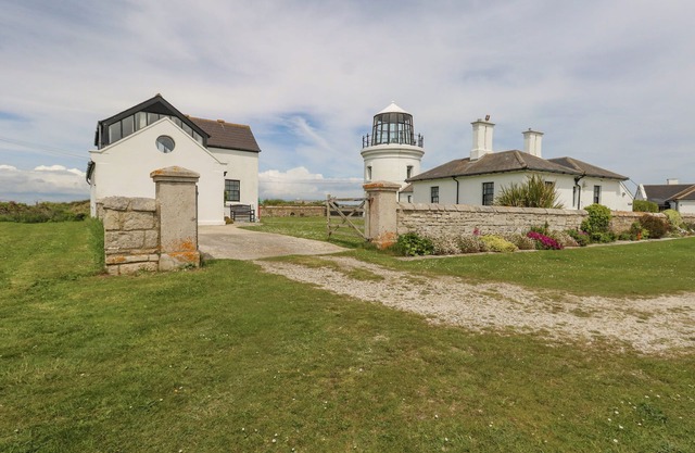 OLD HIGHER LIGHTHOUSE BRANSCOMBE LODGE, with pool in Portland Bill