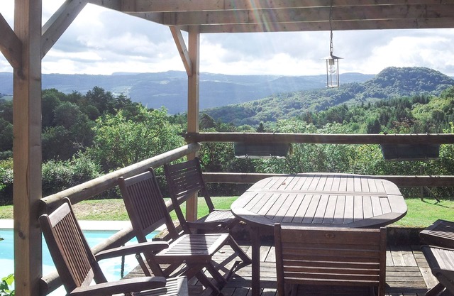 Old house with character, private pool, sleeps 6, 3 bedrooms
