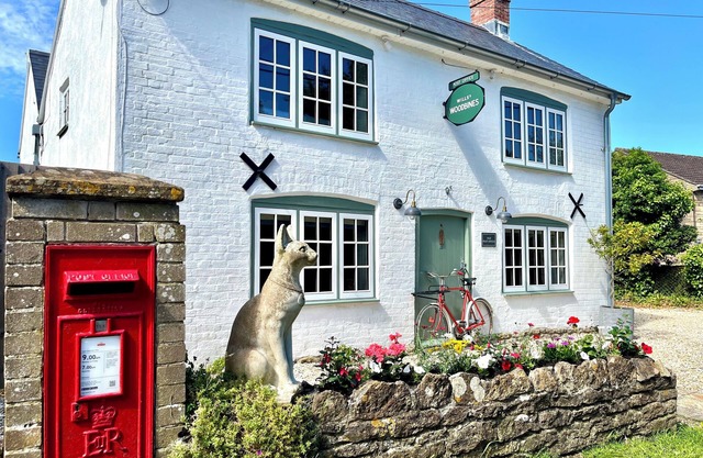 OLD POST OFFICE, pet friendly, with hot tub in Sherborne