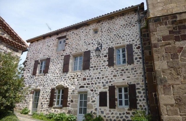 Old rectory with 3 bedrooms at the foot of a medieval fortress