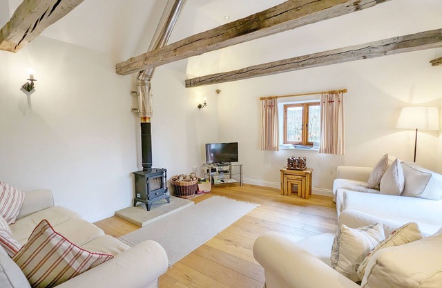 Old Root House, Lavant - a barn conversion that sleeps 6 guests in 3 bedrooms