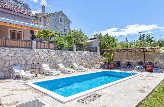 old stone house Lelas