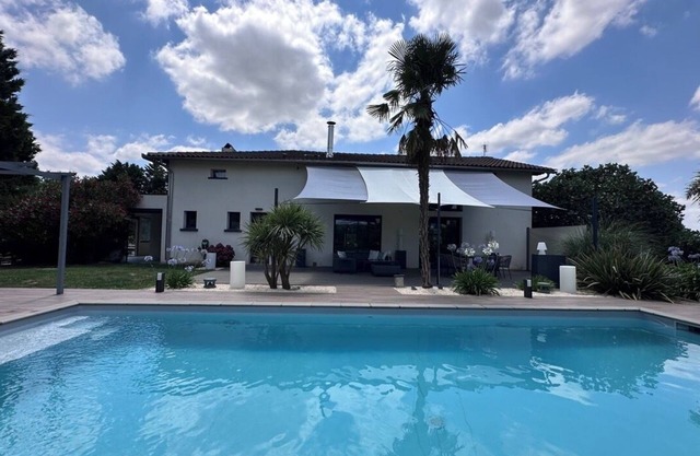 Old Toulousan house renovated into a high-end villa 30 minutes from Toulouse.