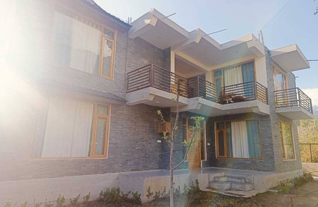 Old Town Manali Homestay, Cozy Room with Apple Orchard & Mountain Views