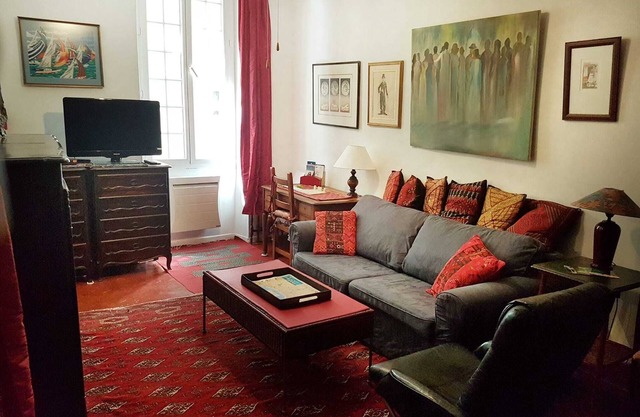 Old Town Nice Family APT Spacious 2BR; A/C 3 min walk Beach cafes shops tram