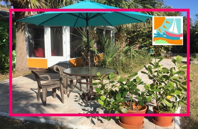 Oleander - Charming Cottage Downtown - Steps to the Beach!