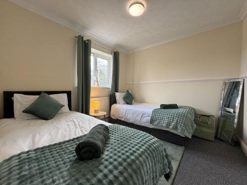 Olive House Long Stays Sleeps 8 Free Parking