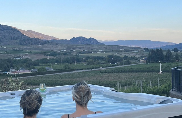 Oliver Oasis, Merlot - Vineyard home with great pool, hot tub & views for days!