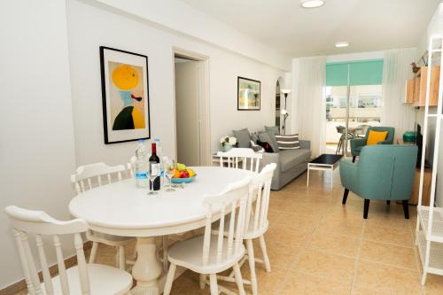 Olivia Mackenzie 2 Bedroom Flat with Pool
