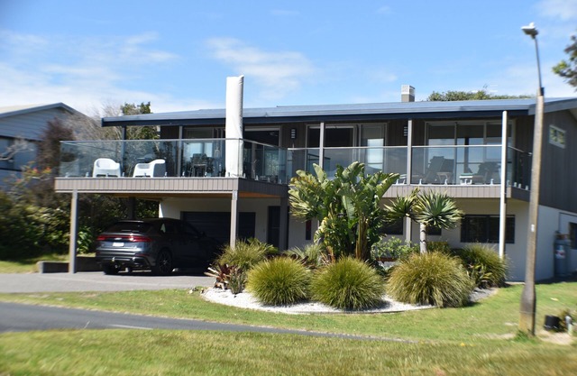 Omaha Harbour Views - Luxurious house OVERLOOKING INLET AND GOLF COURSE