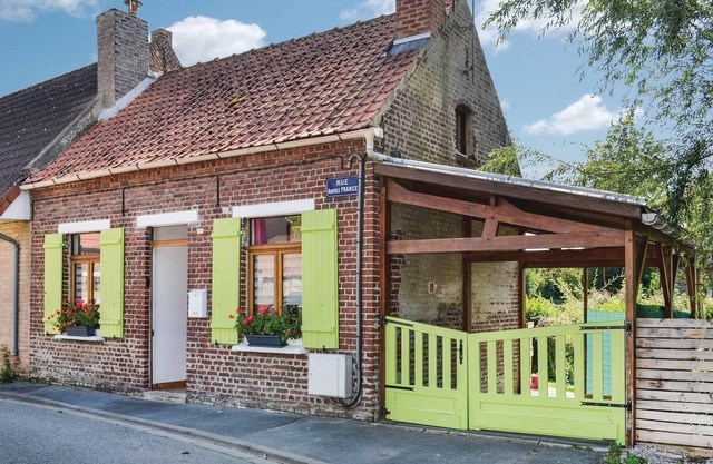 On a riverbank just a few minutes from the city center, this charming vacation home opens its doors