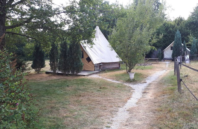 On an estate with an indoor swimming pool: cabins for unusual overnight stays