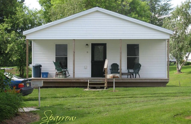 On Otter Creek! 1-bedroom cottage with WiFi and AC!