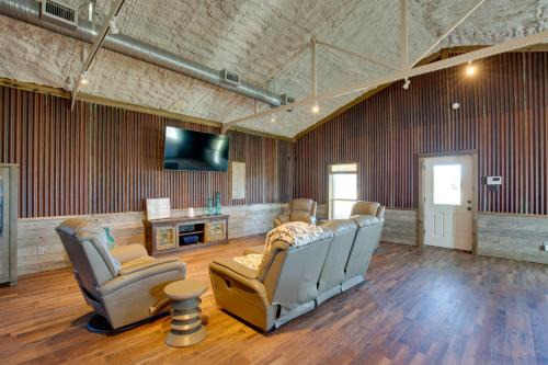 On Spacious Ranch Quiet Kaufman Studio Cabin!