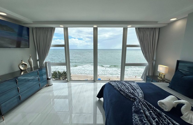 ON THE BEACH, OCEAN FRONT VIEW 2-bedroom Condo unit in fabulous Fort Lauderdale